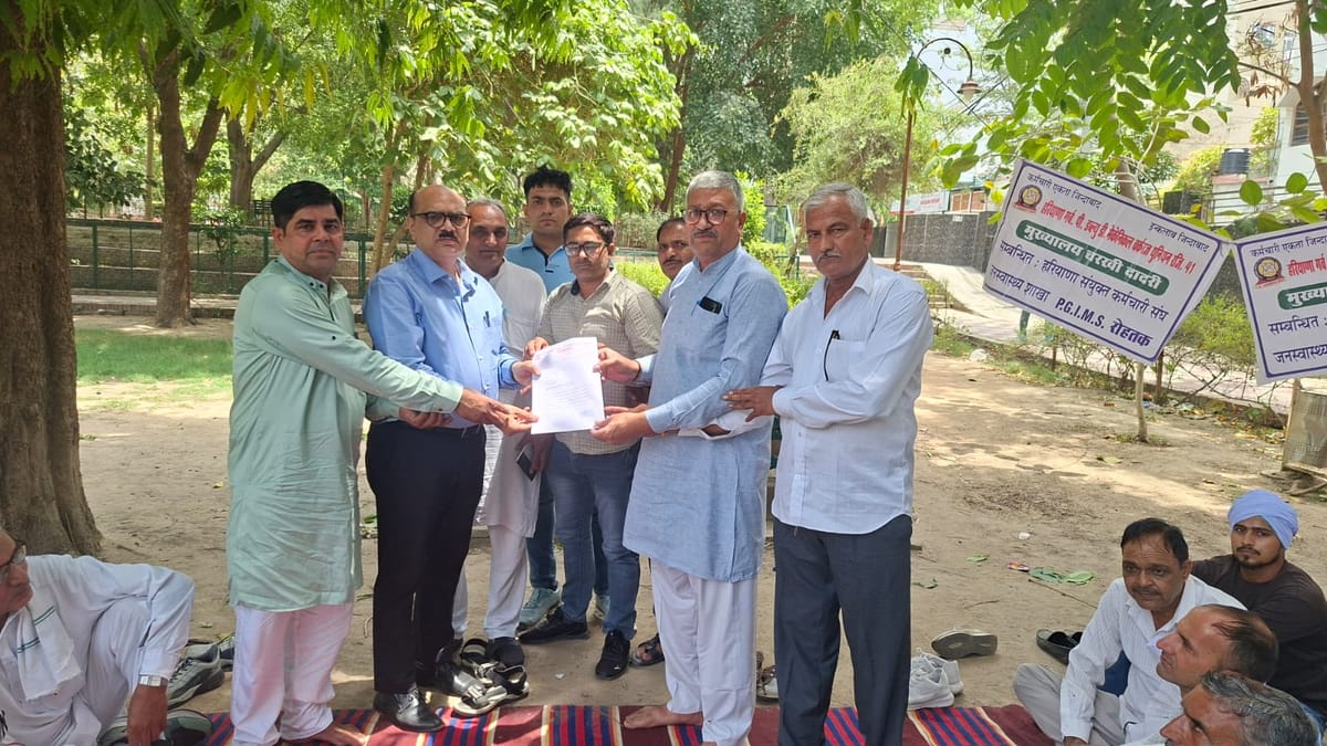 Rohtak News: पीडब्ल्यूडी मैकेनिकल वर्कर्स यूनियन ने उपायुक्त को सौंपा ज्ञापन