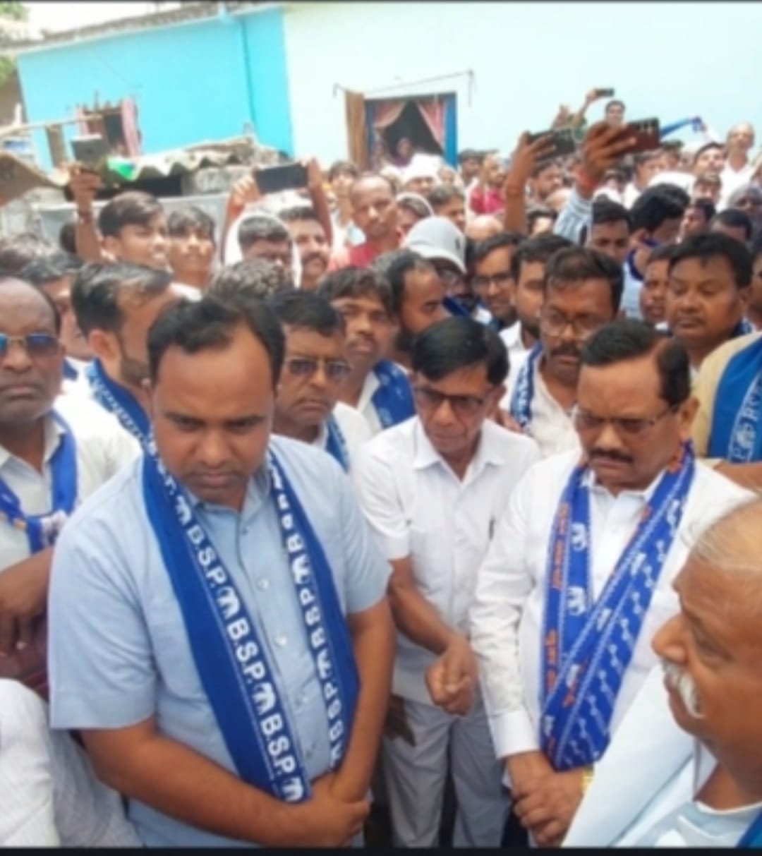BSP delegation met Anand's family members and provided financial assistance of one lakh rupees.