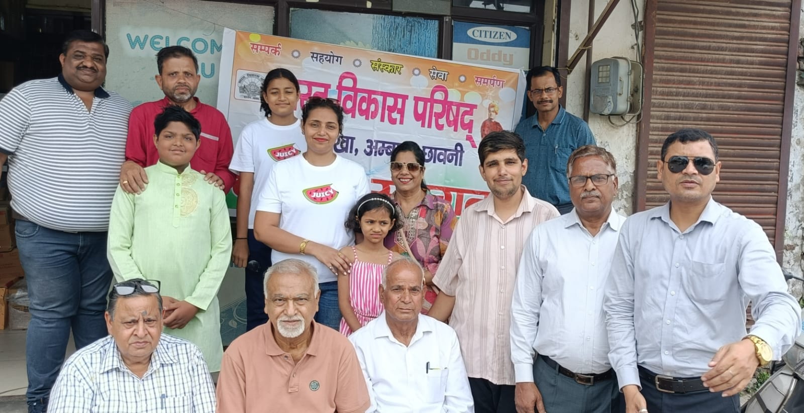 अंबाला छावनी के सुभाष पार्क रोड पर लस्सी के पैकेट वितरित करते भाविप सदस्य। प्रवक्ता