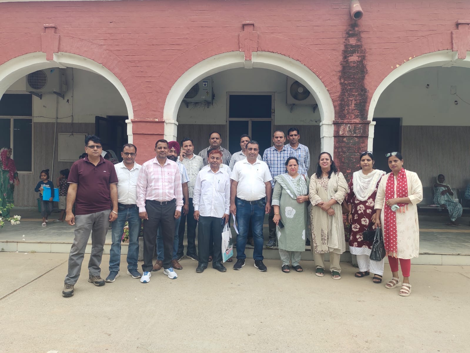 अंबाला सिटी के उपायुक्त कार्यालय में ज्ञापन देने के बाद लौटे राजकीय प्राथमिक शिक्षक संघ के प्र