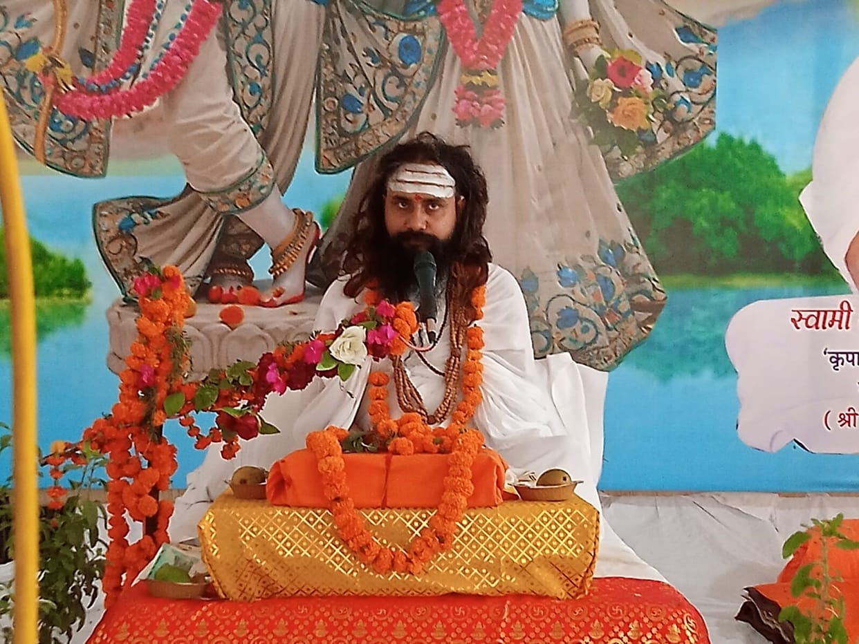 Narrated the story of Shri Krishna's childhood pastimes and Govardhan Puja.