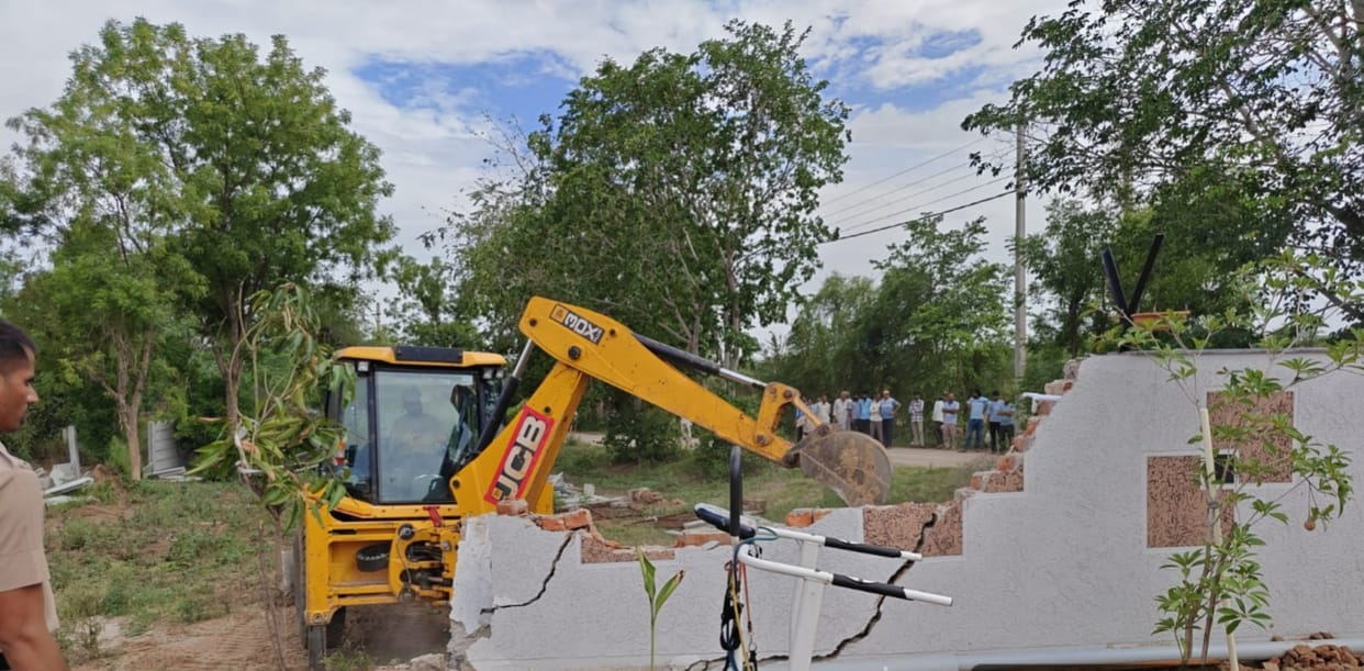 DTP's bulldozer razed illegal construction.