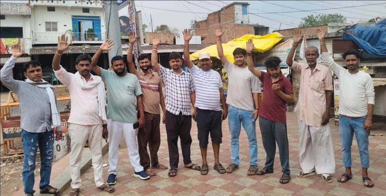 High-mast light out of order for a year; traders and villagers, angry over the darkness, staged a protest.