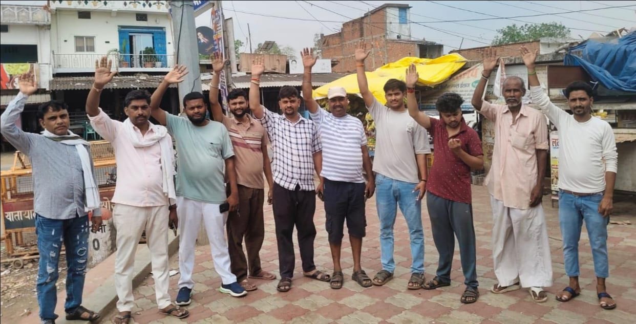 High-mast light out of order for a year; traders and villagers, angry over the darkness, staged a protest.