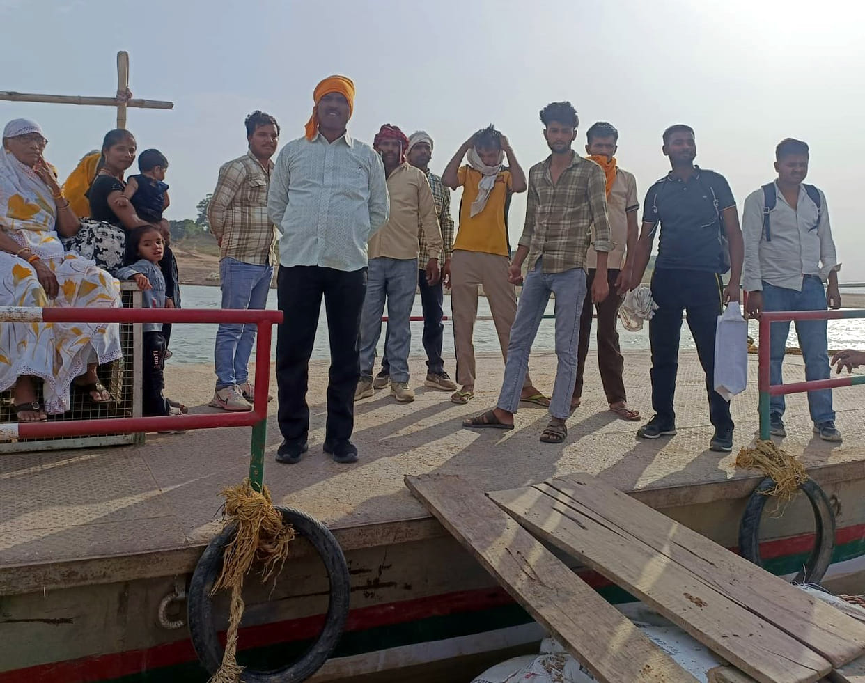 The pontoon bridge at Kanjra Ghat was removed three days ago; motorboat service has now begun.