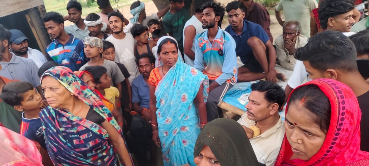 Women protest against a liquor shop at Mangalpura Chatti.