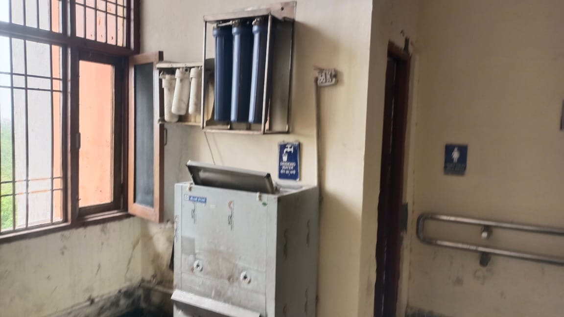 चौथे तल पर ठप पड़ा वाटर कूलर। संवाद
