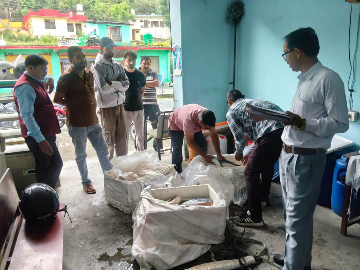 One quintal of fish being transported by bus seized despite the ban.