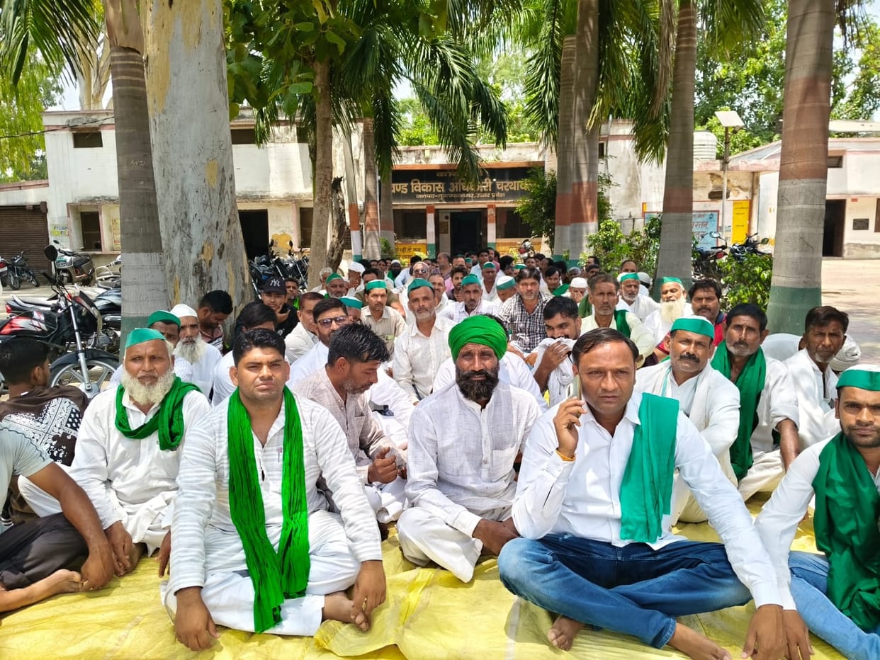BKU holds a sit-in at the Consolidation Department office.