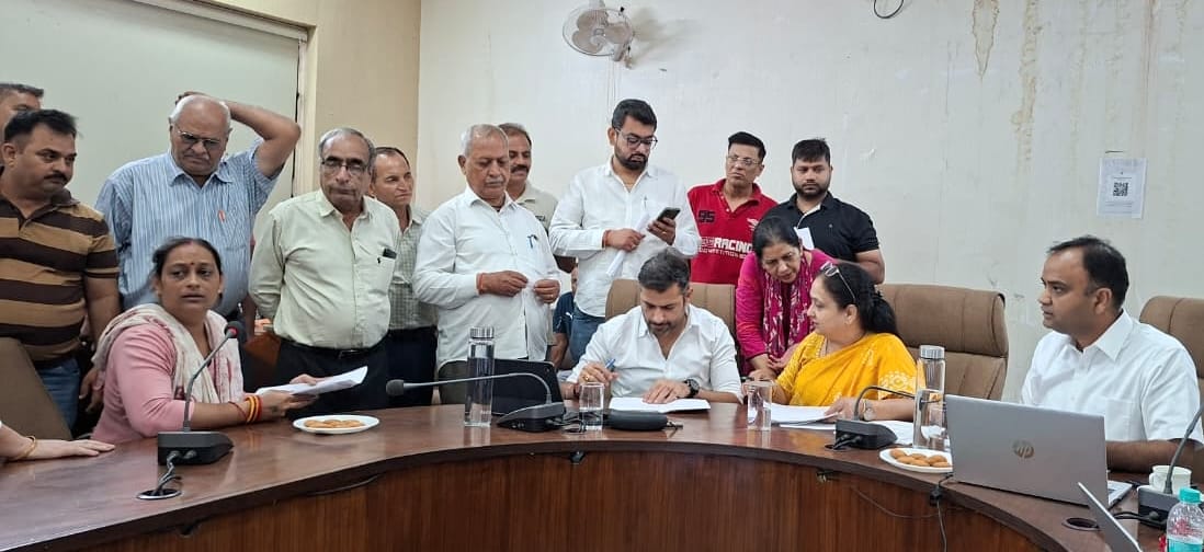 Demand to remove the dump site near the Surajkund parking area.