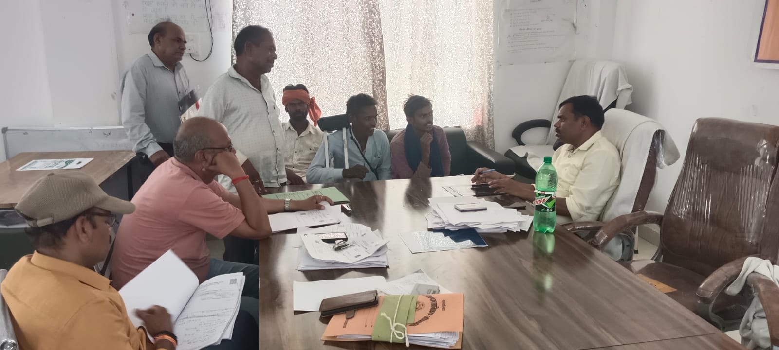 फोटो-13-दिव्यांग बोर्ड में जांच करते चिकित्सक। संवाद