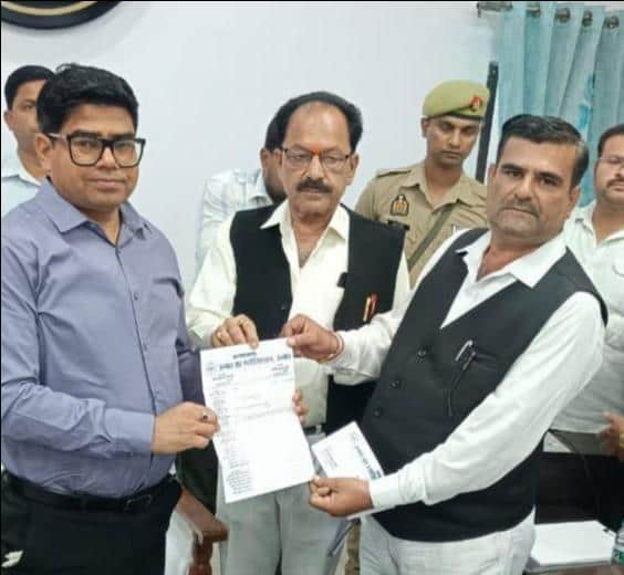 फोटो-16-कलक्ट्रेट में डीएम को ज्ञापन देते बार एसोसिएशन अध्यक्ष गिरीश मिश्रा व अन्य अधिवक्ता। सं