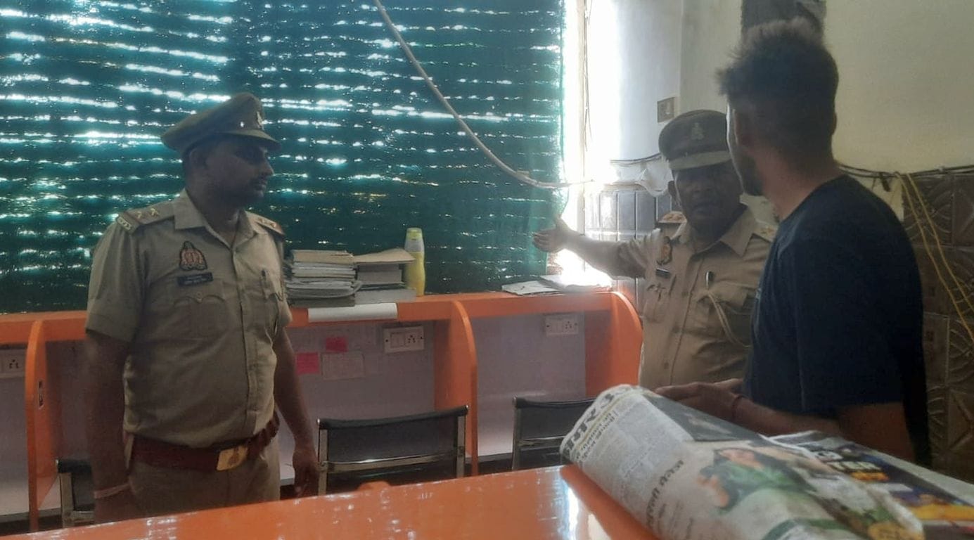 फोटो- 20- दूसरे तल पर चल रही कोचिंग में आपात कालीन द्वार न हाेने पर चेतावनी देते अग्निशमन अधि