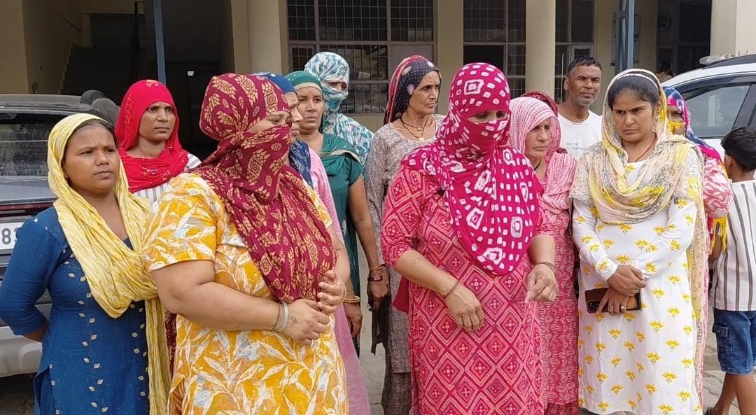 Water supply to 25 houses stopped due to laying of new pipeline, women met SDM