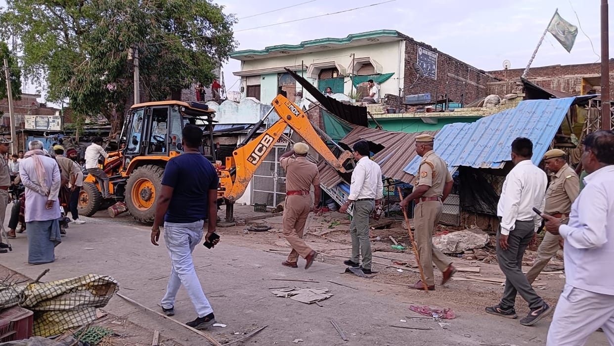 Clash between encroachment-removal staff and shopkeepers; stone-pelting causes chaos.