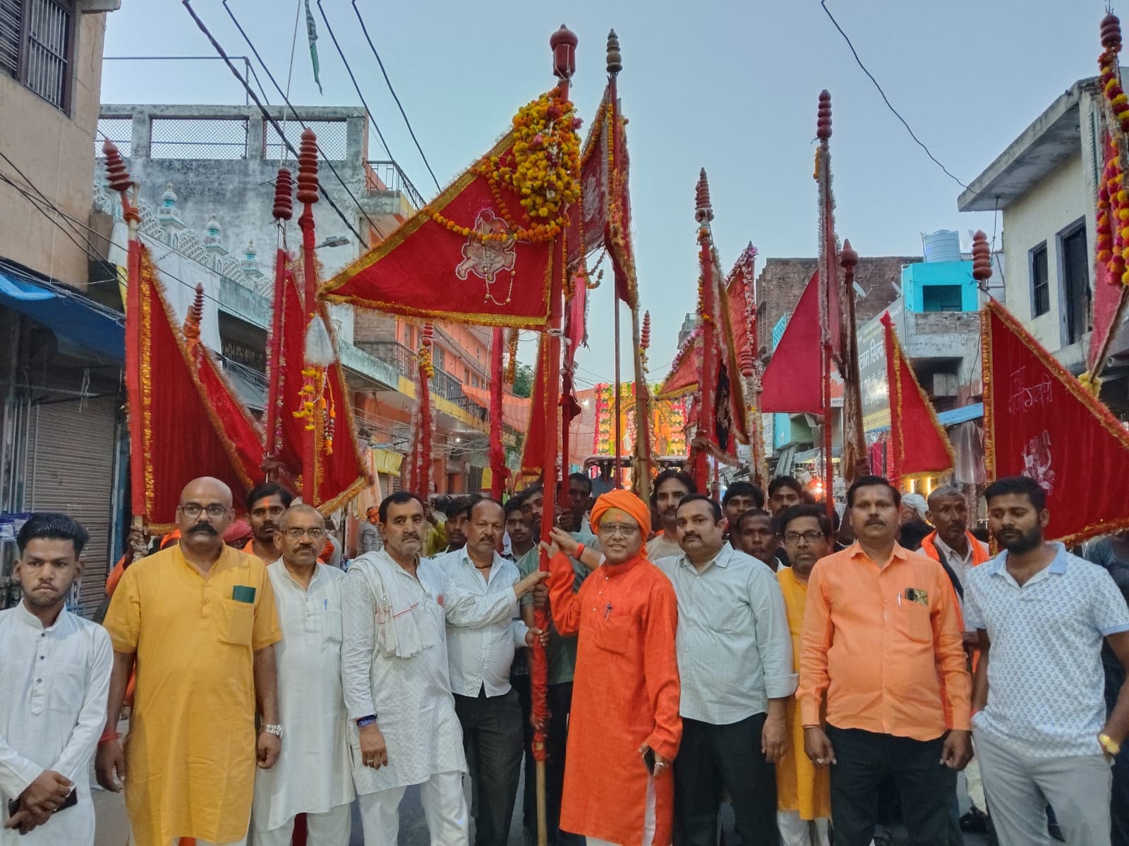फोटो 43: श्री महावीर जी झंडा शोभायात्रा में झंडा लेकर चलते शैलेश अग्निहोत्री व अन्य श्रद्धालु। 