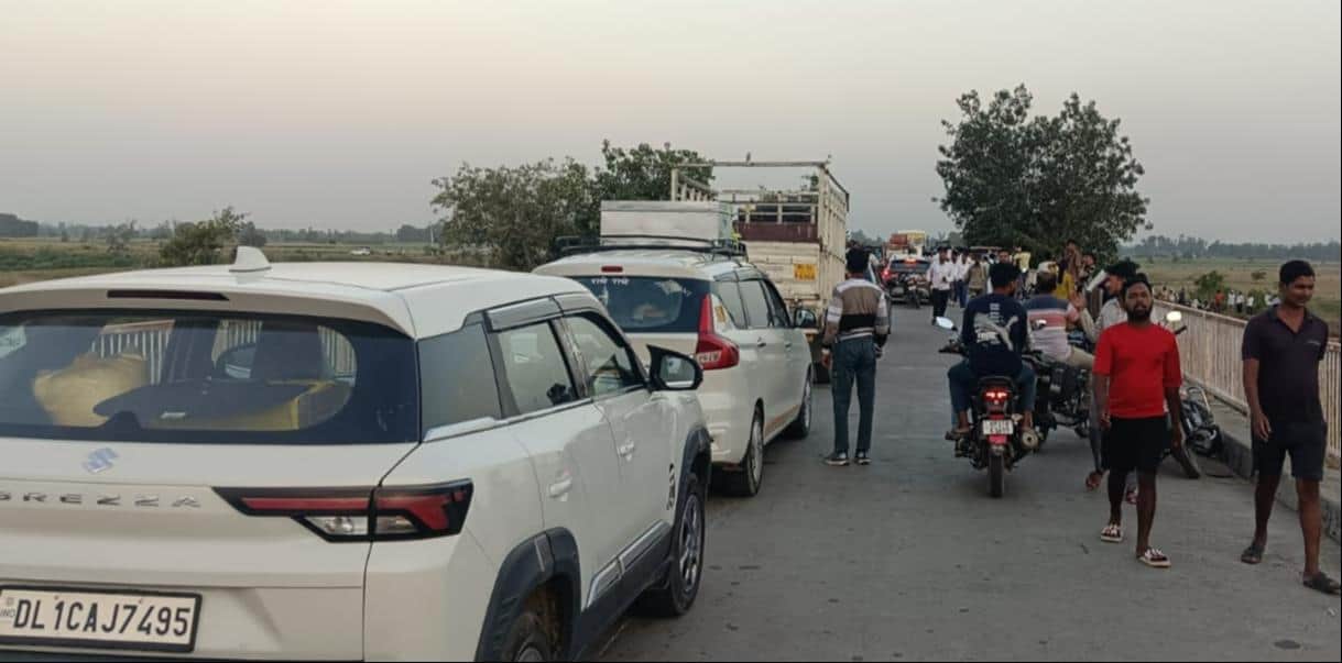 Teenager drowns in Garra River while bathing; angry family members stage a road blockade after divers fail to arrive.
