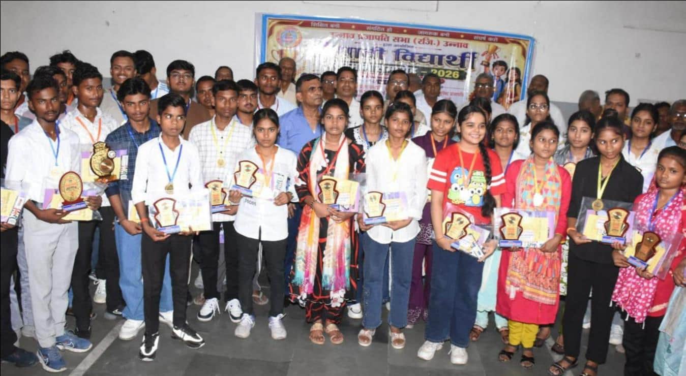 फोटो-5- संस्था के पदाधिकारियों के साथ सम्मानित हुए मेधावी। स्रोत: आयोजक