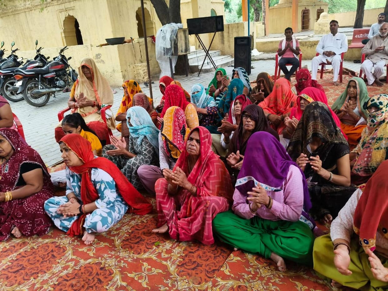 Devotees were moved to emotion upon hearing the story of the friendship between Krishna and Sudama.