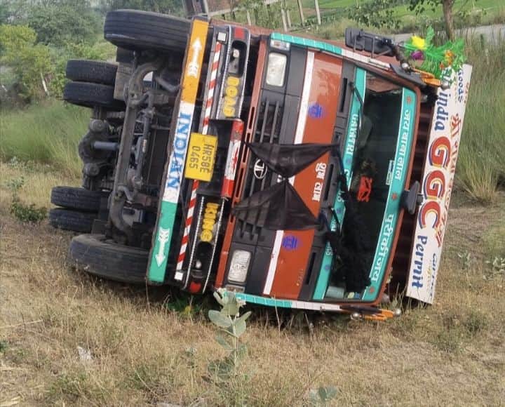 फोटो-7- बीस फिट गहरी खंती में पलटी पड़ी क्षतिग्रस्त डीसीएम। स्रोत: पीआरवी
