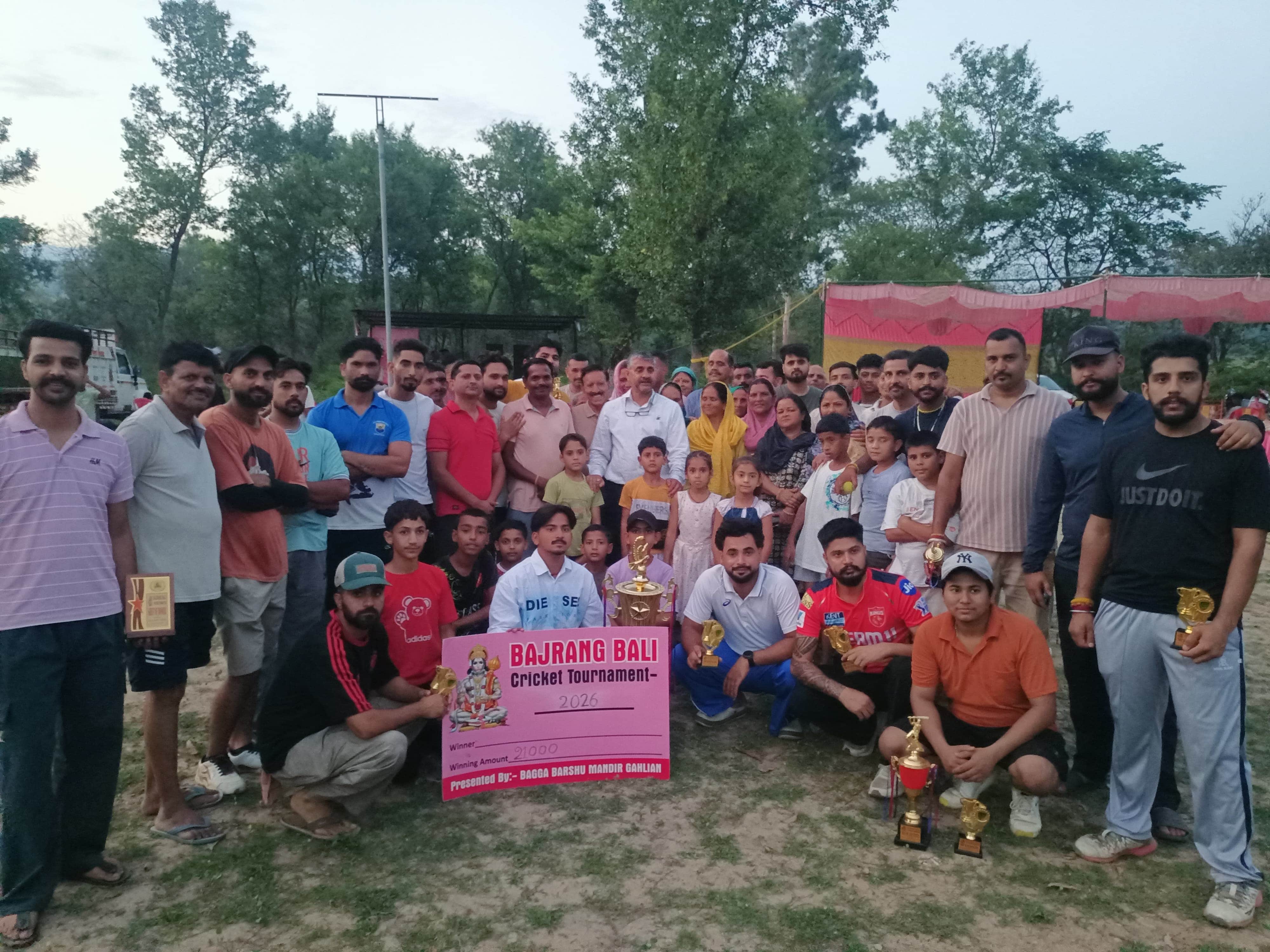 गाहलियां में आयोजित प्रतियोगिता में विजेता टीमों को सम्मानित करते विधायक पवन काजल सामूहिक चित्र
