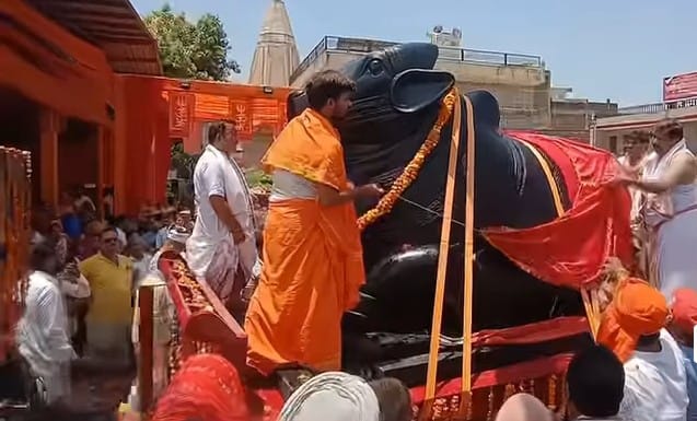 A procession was taken out carrying the 20-ton Nandi Baba idol