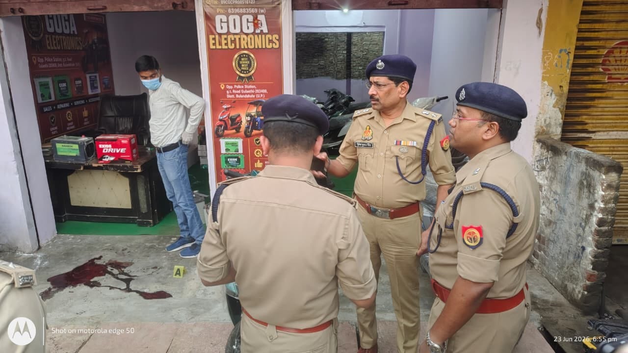 गुलावठी में गोली मारकर की गई हत्या के बाद घटनास्थल पर पहुंचे एसएसपी। संवाद