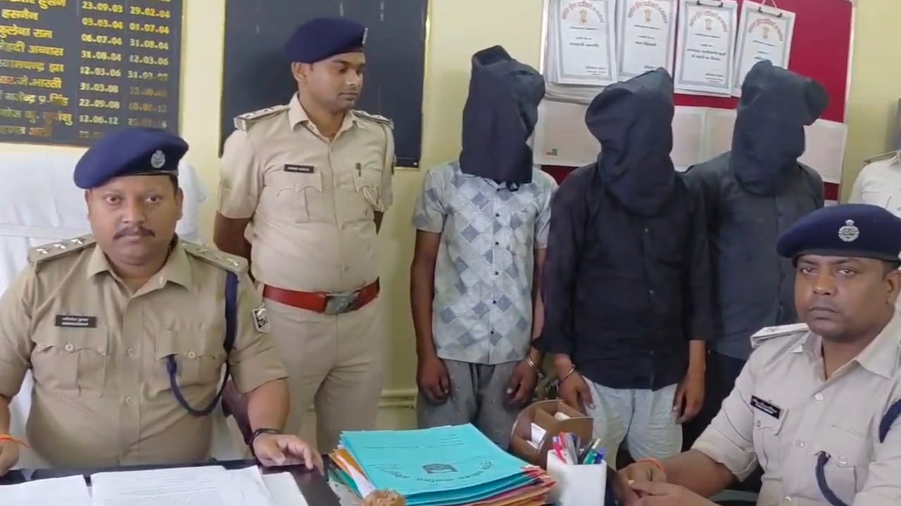 गिरफ्तार आरोपी के बारे में जानकारी देते एसडीपीओ