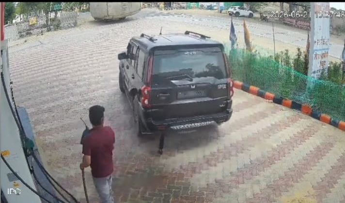 Two accused caught after fleeing a petrol pump in a numberless Scorpio after refueling.