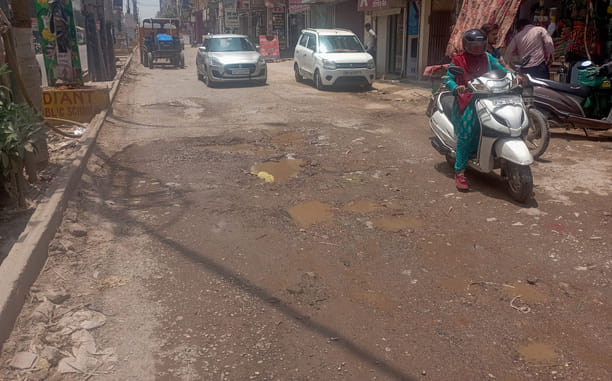 Bitumen crisis persists; construction of municipal roads could not begin.