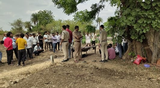 घटनास्थल पर जांच करते पुलिस अधिकारी।