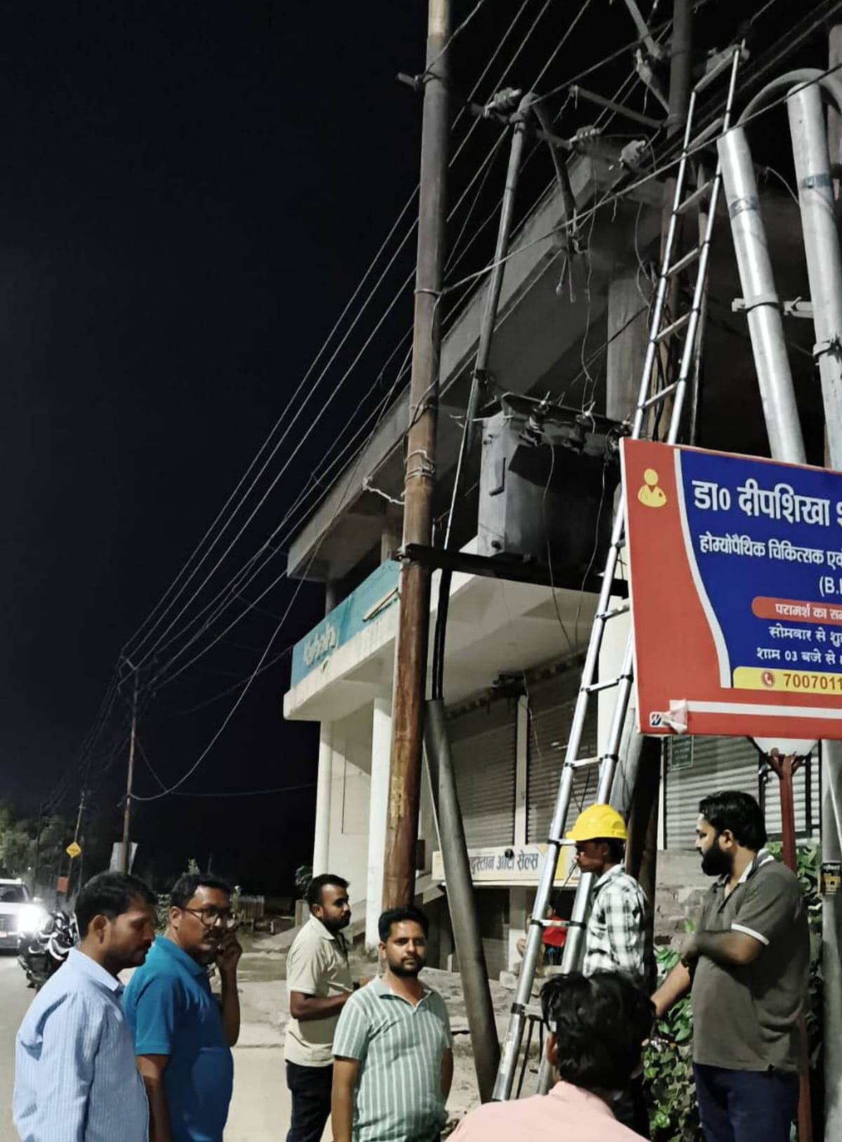 Sultanpur News: ट्रांसफार्मर व केबल फुंकने से ठप रही बिजली आपूर्ति