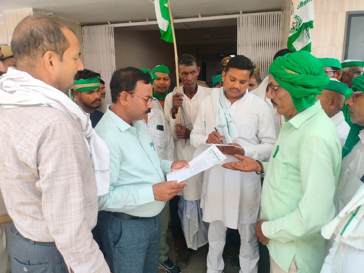 Farmers stage protest demanding resolution of their issues, submit memorandum