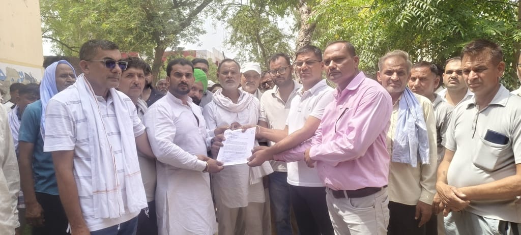 A memorandum addressed to the Chief Minister was submitted, demanding the construction of a road.