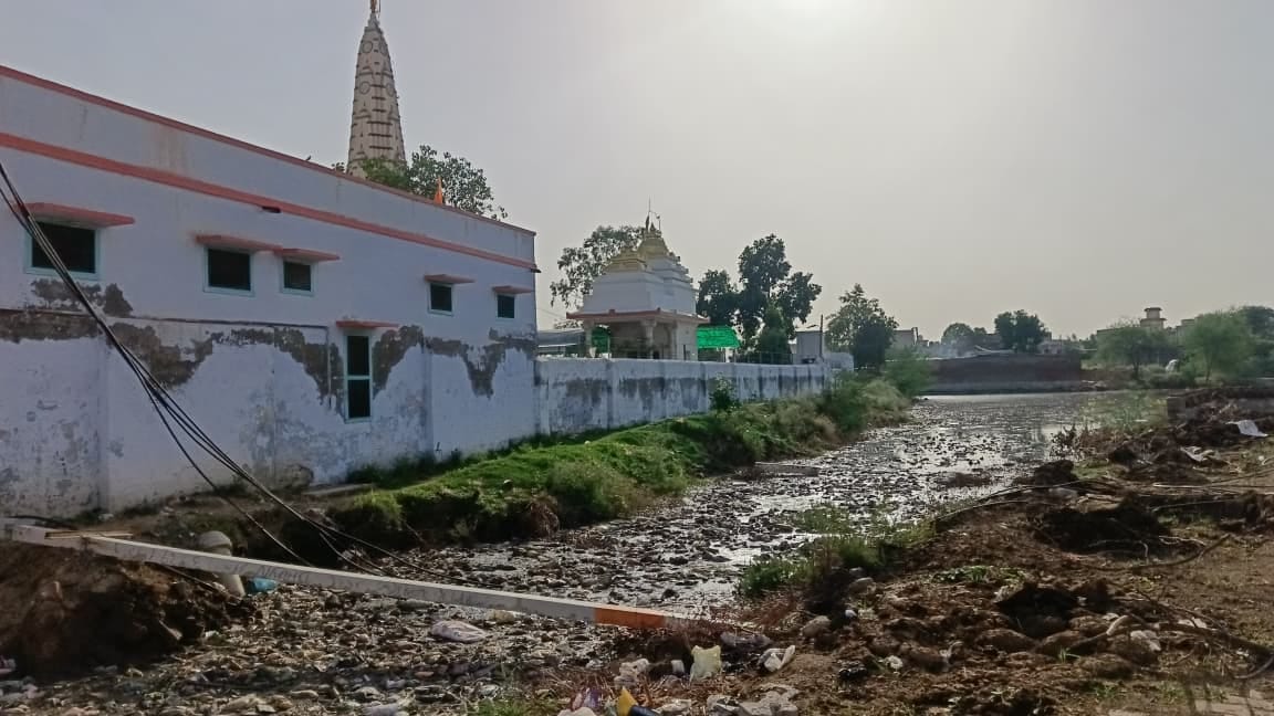 Situation worsens near Keekarvasni Hanuman Temple due to accumulation of contaminated water; devotees facing inconvenience