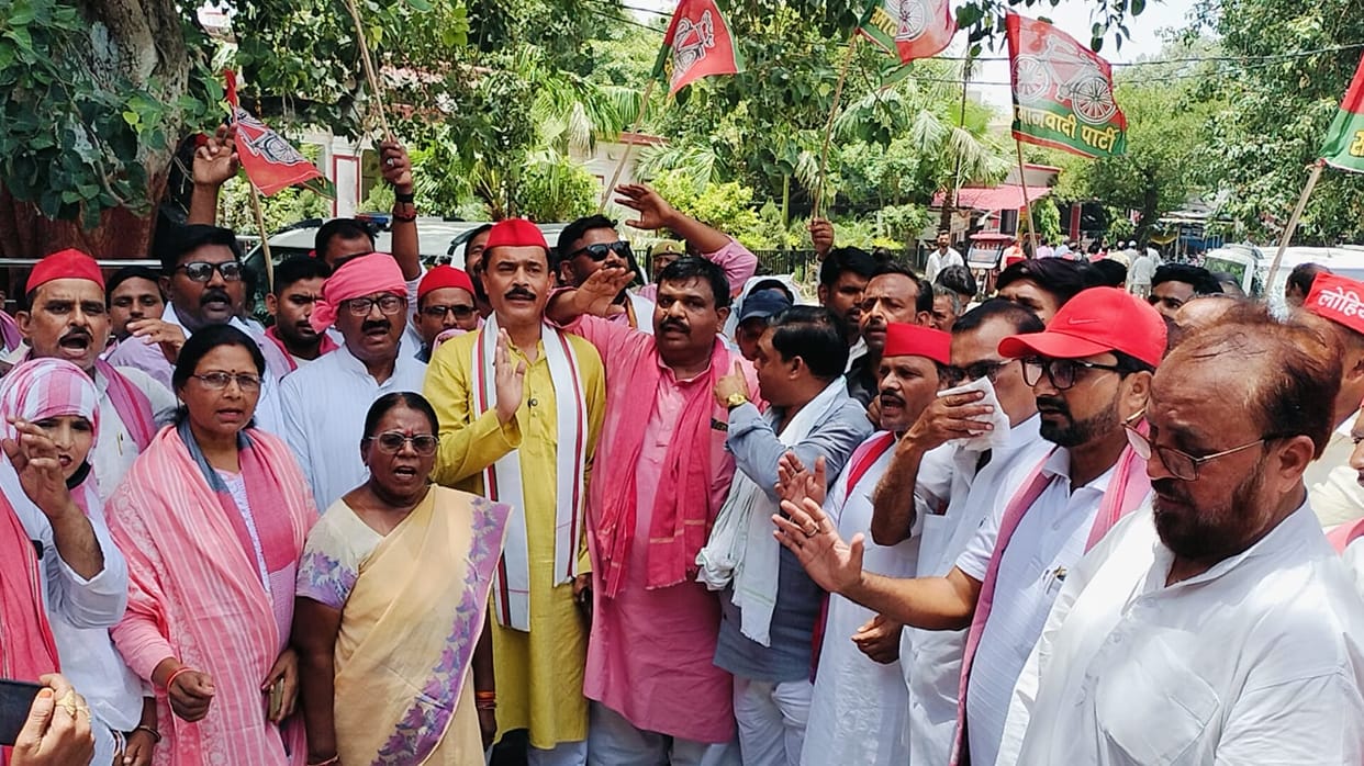 SP protests at the Collectorate against the railway notice.