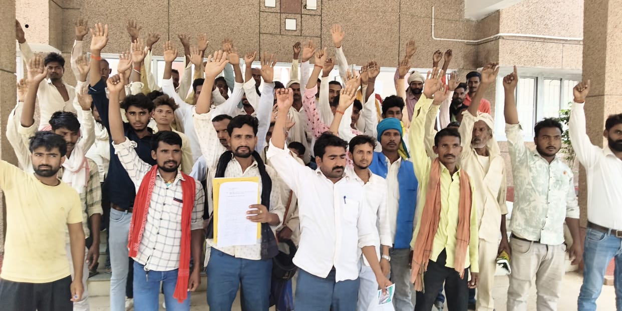 No road, no future... Children's education halted due to dilapidated roads; villagers stage a protest