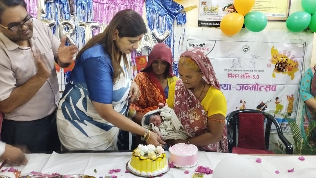 Women Commission Chairperson participated in baby shower, Annaprashan and Kanya Janmotsav, took cognizance of shortage of doctors in CHC Fatehpur Sikri, assured solution
