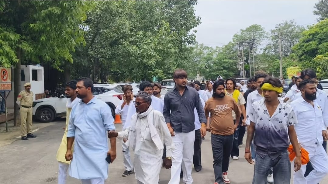 Demonstration for the arrest of the main accused, memorandum submitted