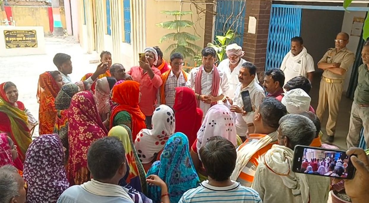 Villagers protested after the names of ineligible persons were included in the PM Awas Yojana list.