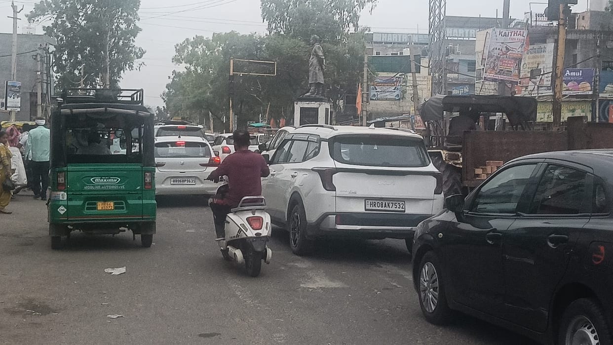Non-functional traffic lights cause trouble; traffic jams at intersections and risk of accidents.