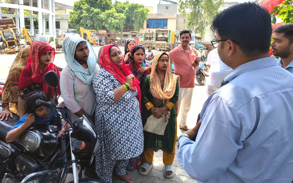 Women staged a protest due to the lack of water supply for ten days.