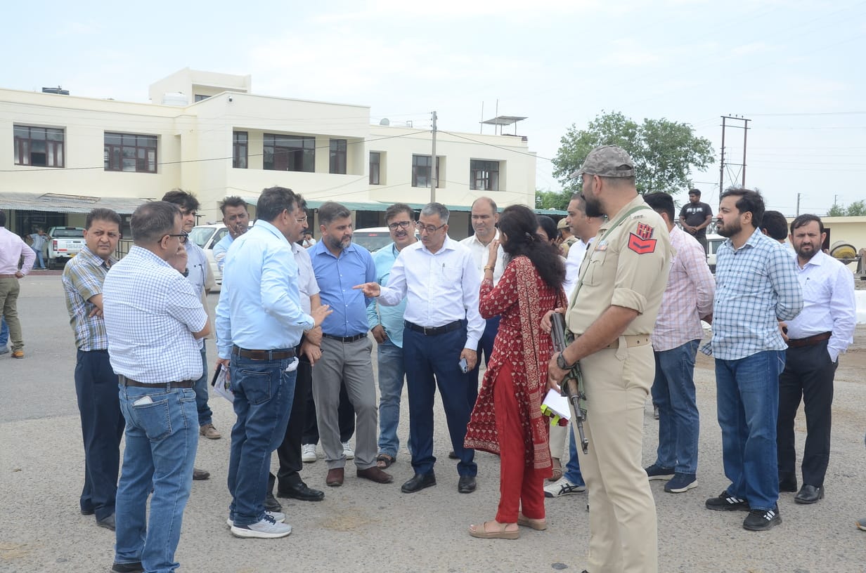 लखनपुर का दौरा कर श्री अमरनाथ यात्रा तैयारियों का जायजा लेते डीसी राजेश शर्मा। संवाद