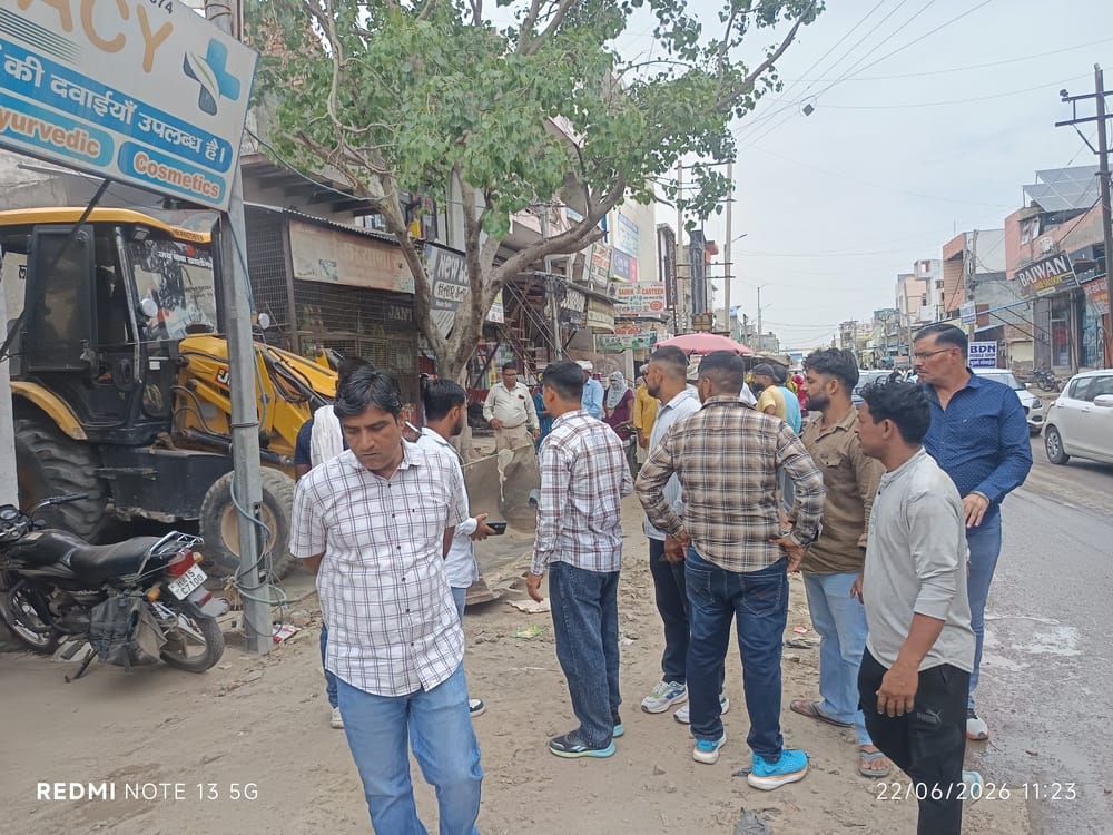 The municipal team used a bulldozer on the illegal construction.