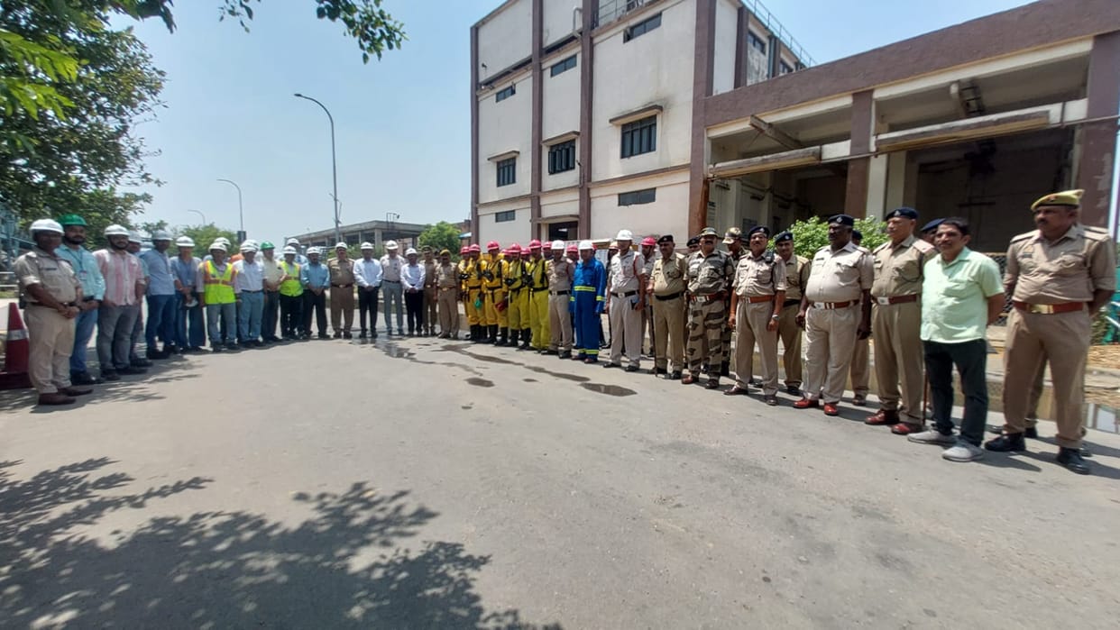 Methods to protect against gas leaks were demonstrated during the mock drill