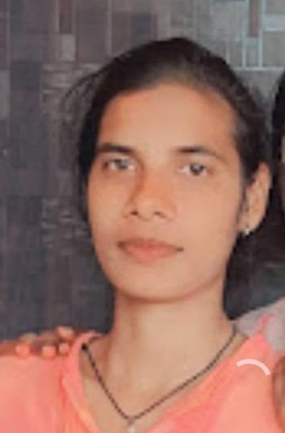 Head-on collision between auto-rickshaw and pickup truck; niece dies, uncle and aunt injured.