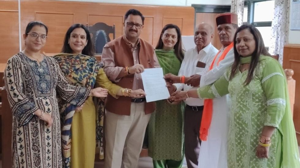 BJP councilors submitted a memorandum to the District Magistrate regarding the delay in the election of the Chairperson and Vice-Chairperson.