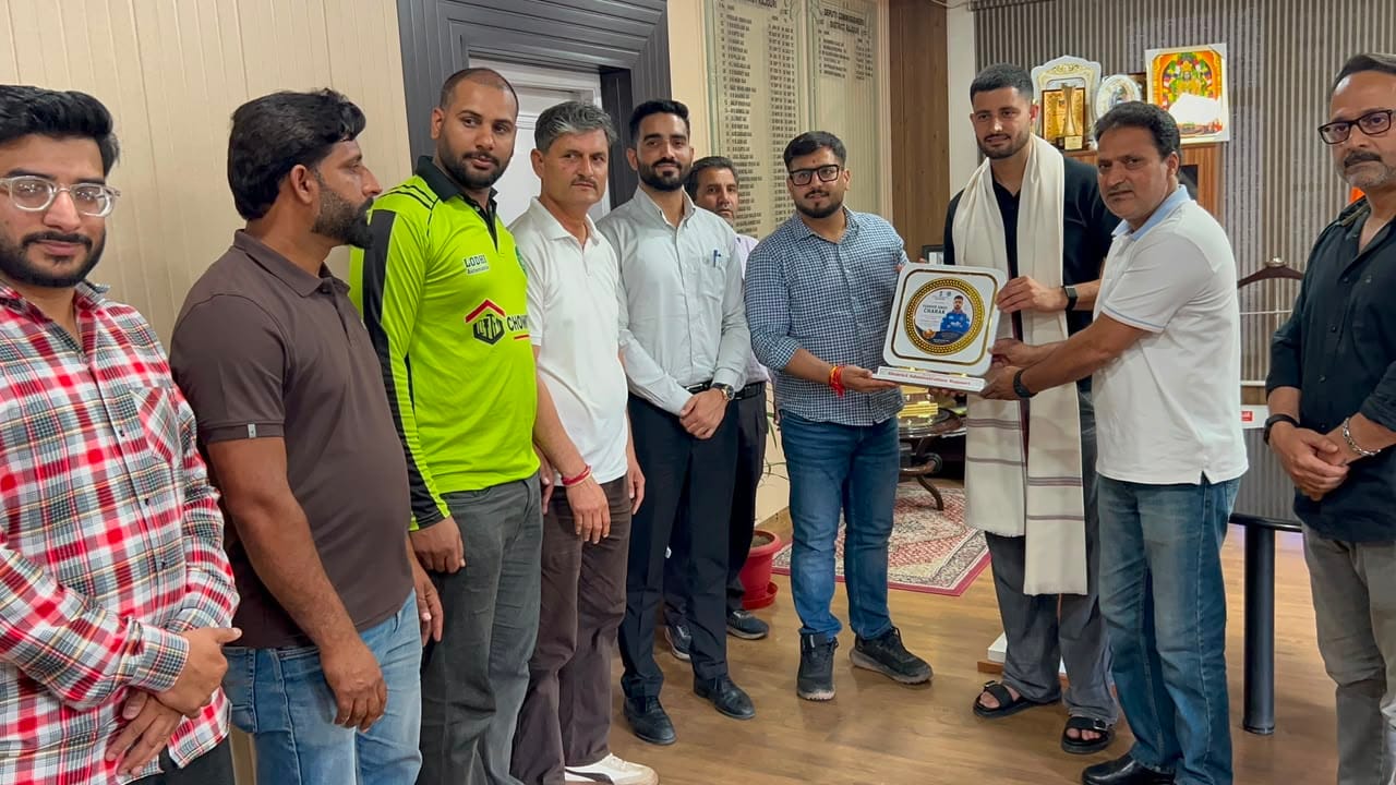 राजोेरी के उभरते क्रिकेट सितारे युधवीर सिंह चरक को जिला प्रशासन ने किया सम्मानितफोटो स्रोत सं