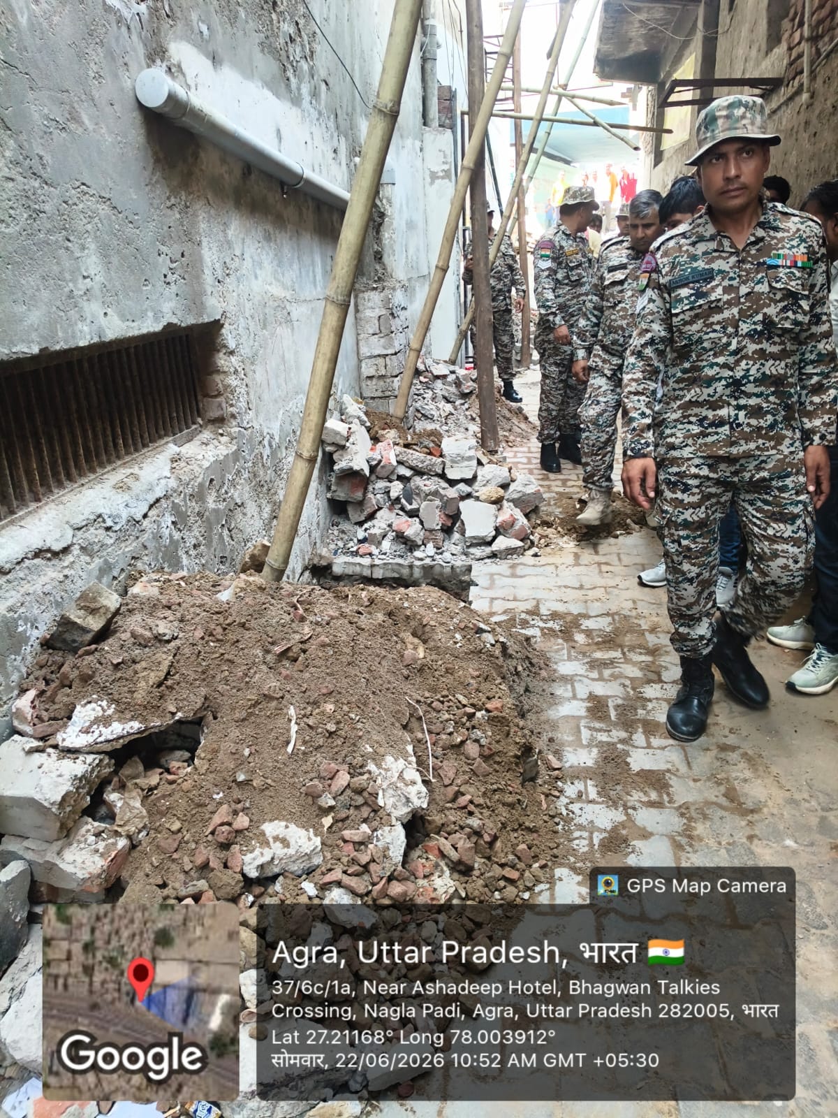 Construction of the pillar on the road was halted.