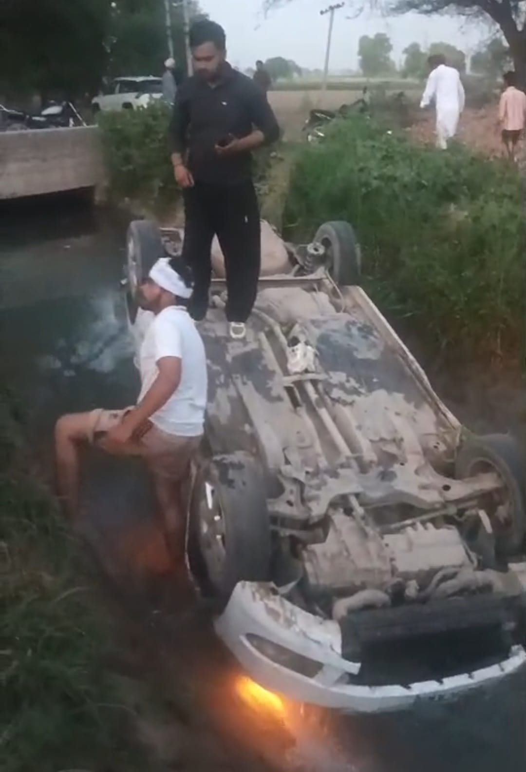 Car fell into a minor near Sawant Kheda, two young men injured